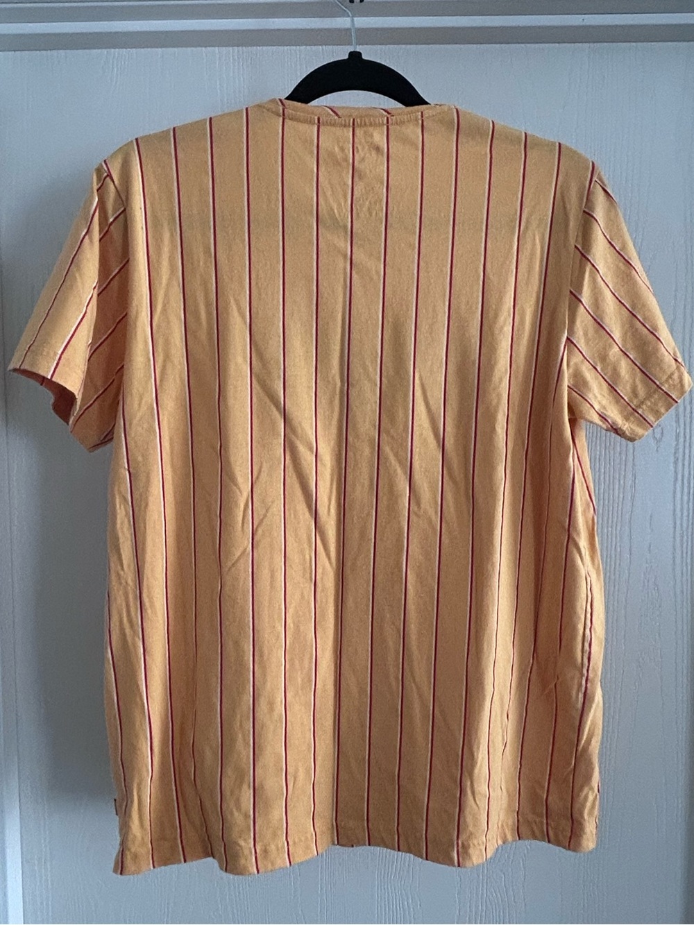 Levi's | Men's Yellow Pinstripe Logo Tee | Size Medium - Picture 4 of 4